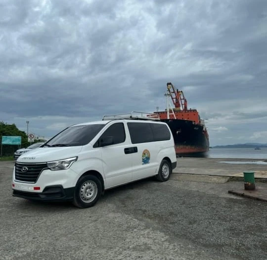 Transporte terrestre de Róbalo Tours en Bocas del Toro, ofreciendo traslados seguros y cómodos hacia los destinos turísticos.